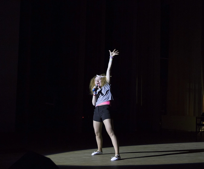 Не совсем адекватная на вид девочка всё пыталась докричаться в микрофон до "Олимпийского" и передать ему привет.