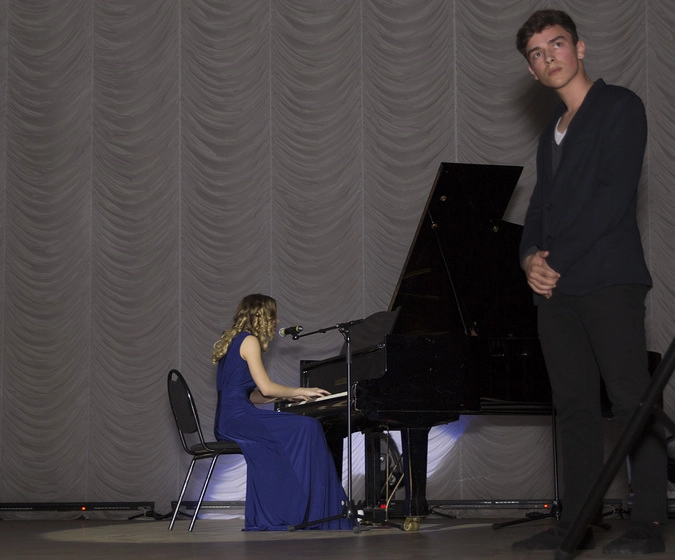 Так сцена смотрится только на этом кадре. Зрители парня не видели, он был в полной темноте. А у меня - вспышка! :)