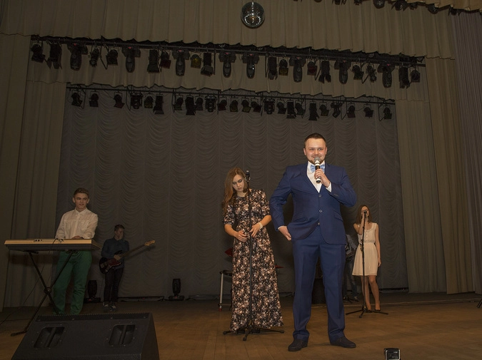 Самый неожиданный номер на первом историческом конкурсе "Мисс и Мистер Новая Москва" отколол ведущий. Посреди программы он покинул сногсшибательную соведущую, вышел на середину сцены и стал громко в микрофон звать свою девушку. Сунув руку в карман, он с хитрющим выражением лица подошёл к раю сцены.