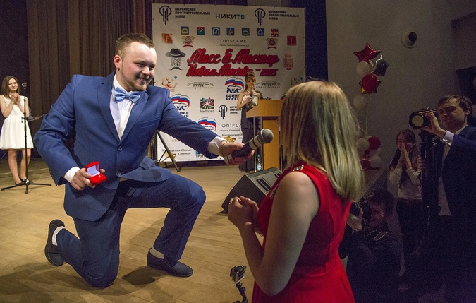 Фотографы и телеоператоры, сталкиваясь лбами, окружили и давай снимать. Всё получилось так неожиданно, что я забыл что у меня есть вспышка... Короче, этот наглый крендель заставил свою девушку под прицелами камер несколько раз повторить в микрофон на весь зал, что она “Согласна!"