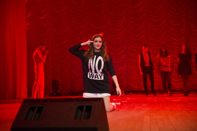 Самый любимый зрителями конкурс - актёрское мастерство. Участники должны обыграть наиболее затронувшую их социальную проблему в виде мини-спектакля. О человеческих пороках, о последствиях абортов, о любви к родителям. Но больше всего на этот раз было номеров о войне: неудивительно - 70-летие Победы нынче.