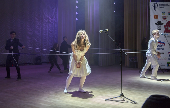 Трагизм просто зашкаливал. Пара из Вороново изобразила детей войны, а ребята из Киевского показала наказание за грехи.