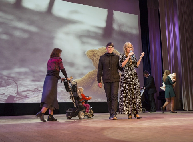 А уж когда по сцене стали возить детей изображавших жертв аборта и произносить чудовищный по своей безысходности текст, многим в зале стало просто не по себе.