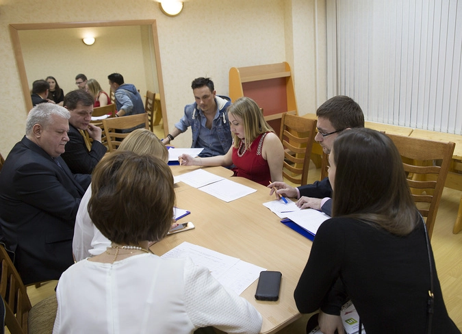 Местные источники сообщили, что жюри уединились в комнате №7. А так как настоящие фотографы тени не отбрасывают и в зеркалах не отражаются, нас никто не заметил.