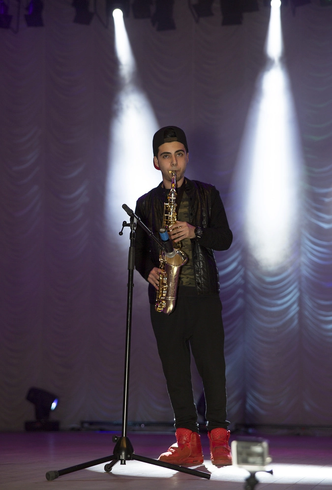 В это время на сцене выступали местные знаменитости.