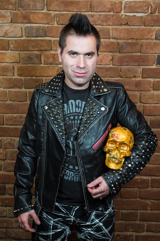 Раскрашенный череп обычно стоит на столе