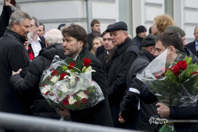 Писатель Илияс Меркури (на переднем плане).
