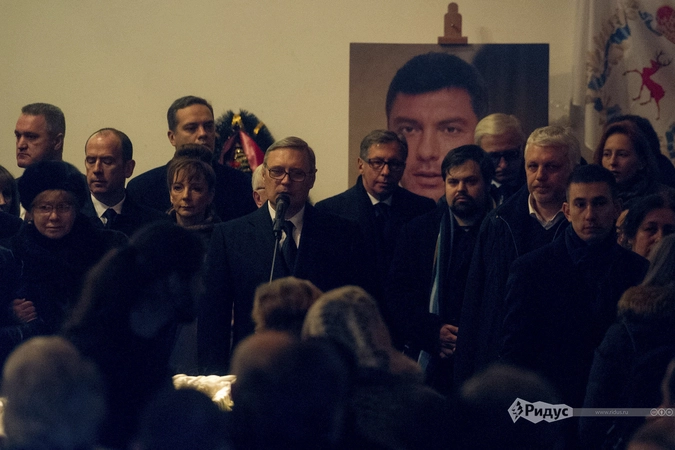 Сопредседатель РПР-Парнас, экс-премьер РФ Михаил Касьянов (в центре).