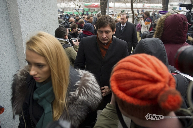 Депутат Госдумы Дмитрий Гудков, позади - его отец Геннадий Гудков.