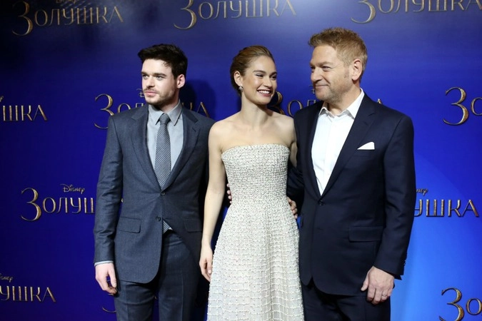 Актёры Ричард Мэдден и Лили Джеймс вместе с режиссёром Кеннетом Браной на московской премьере фильма «Золушка»