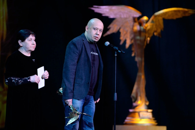 Сценарист, соратник и жена Алексея Германа-старшего Светлана Кармалита и режиссер Алексей Герман-младший получают приз в номинации "Лучшая режиссерская работа" за фильм Алексея Германа-старшего "Трудно быть Богом"