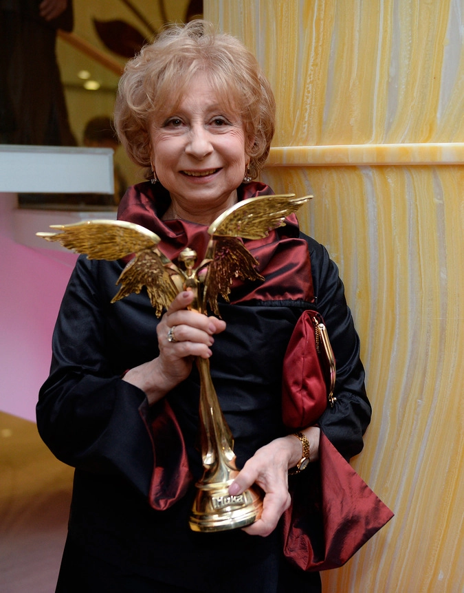 Актриса Лия Ахеджакова, получившая приз в номинации "Честь и достоинство"