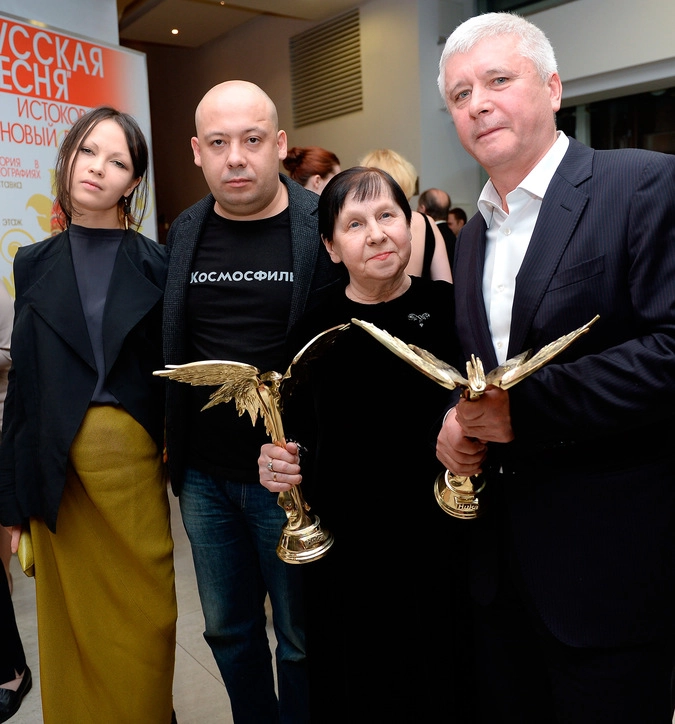 Режиссер Алексей Герман-младший с супругой Еленой Окопной, сценарист, соратник и жена Алексея Германа-старшего Светлана Кармалита и продюсер Рушан Насибулин с главными призами за фильм Алексея Германа-старшего "Трудно быть Богом"