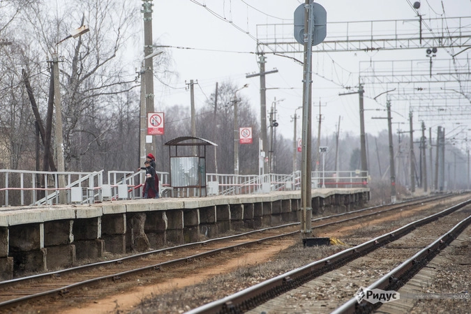 На станции «Конаковский мох» одополоска расходится на два пути для разъезда поездов