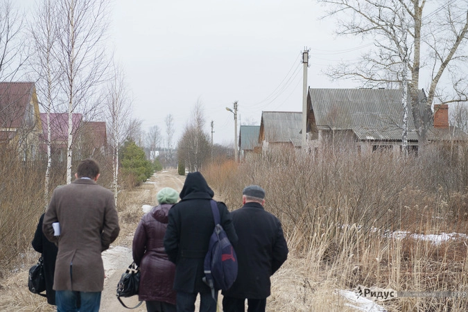 Активисты поселка показывают окрестности, где разворачивается противостояние с цыганами