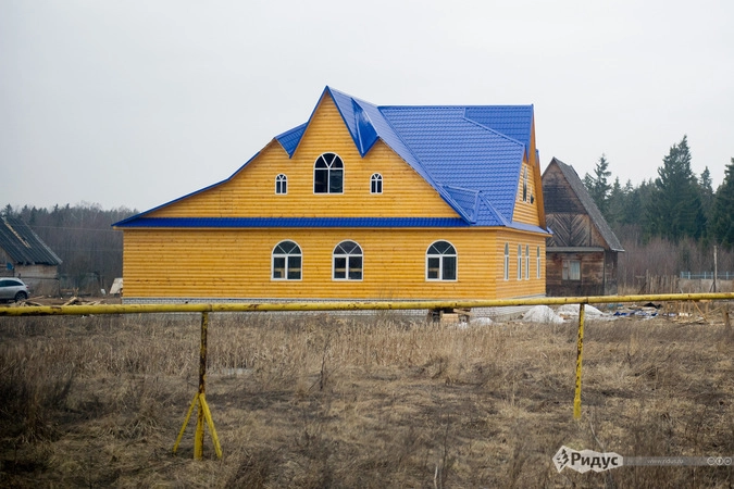 В этом доме живет цыганский барон - самый богатый и влиятельный из трех