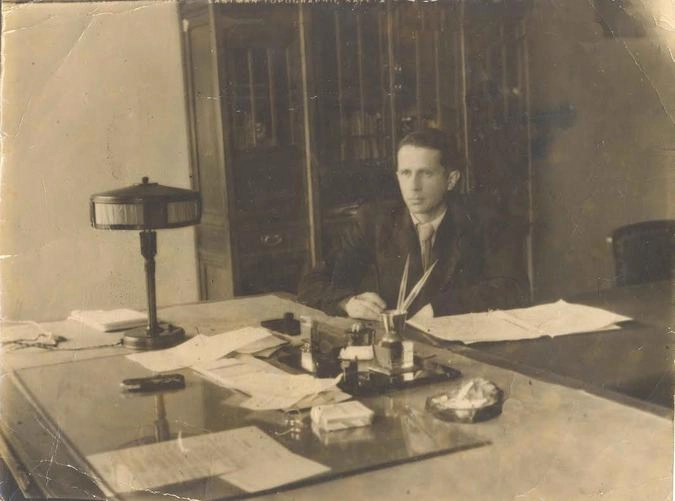 Б.В. Проскуряков в своем рабочем кабинете 