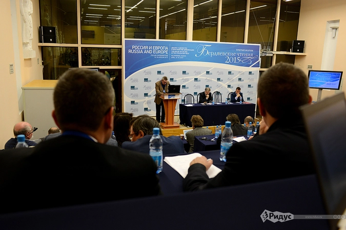 Стеклянная стена аудитории в БФУ