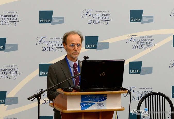 Пол Гренье выступает с докладом на секции