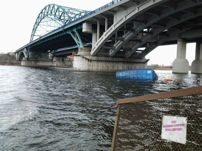 Мусоровоз упал в реку