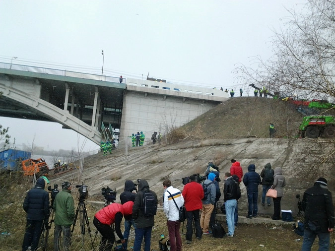 Грузовик вытягивают на лебедках от двух тягачей