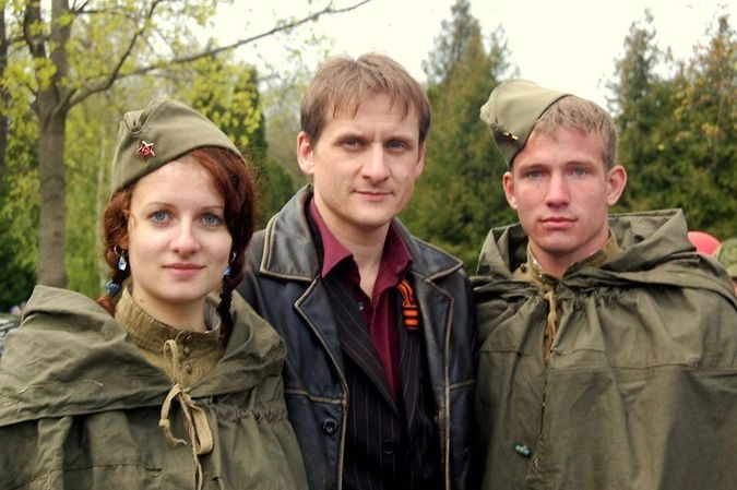 Максим Рева в центре фото