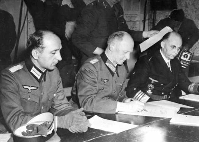 Командующий обороной Гельмут Вейдлинг подписывает приказ о капитуляции Берлина