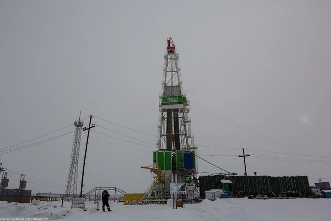 Одна из современных буровых установок эшелонного типа