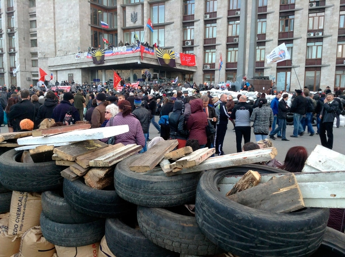 Митингующие у здания Областной государственной администрации Донецка.