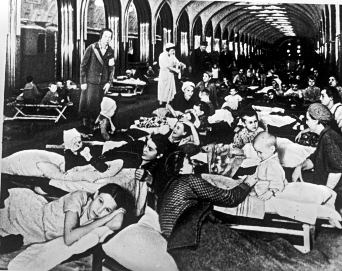 Москвичи в подземном зале станции метро "Маяковская" во время воздушной тревоги. Великая Отечественная война 1941-1945 годов. 