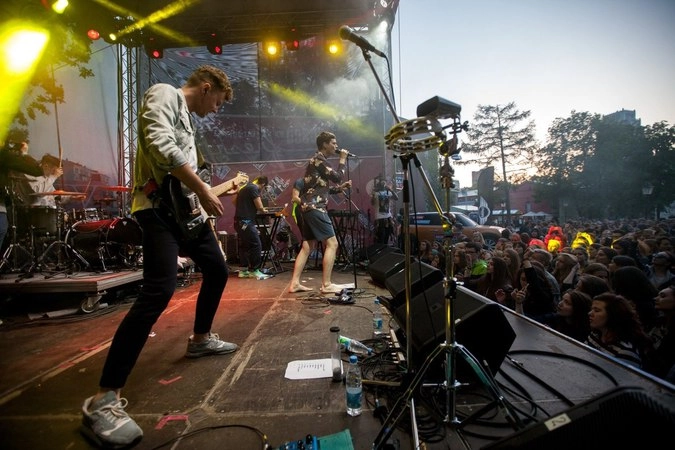 Выступление Mana Island.