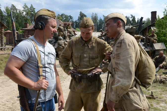 Режиссёр Сергей Попов с актёрами Юрием Борисовым и Амиром Абдыкалыковым на съёмках фильма «Дорога на Берлин»