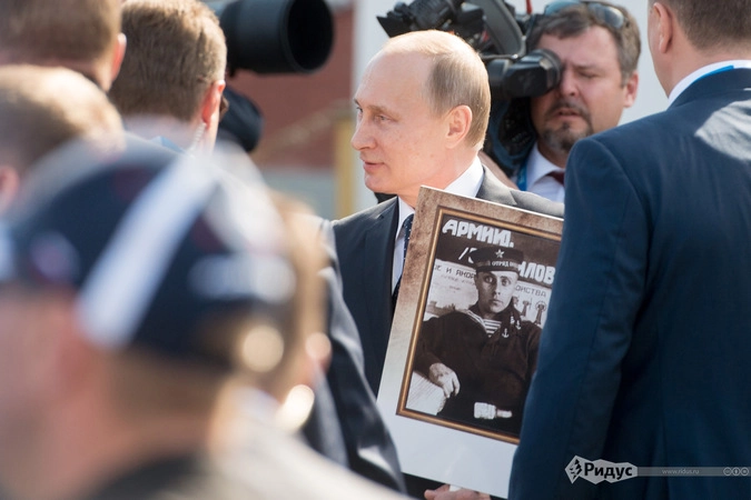 Участники акции "Бессмертный полк" в Москве.