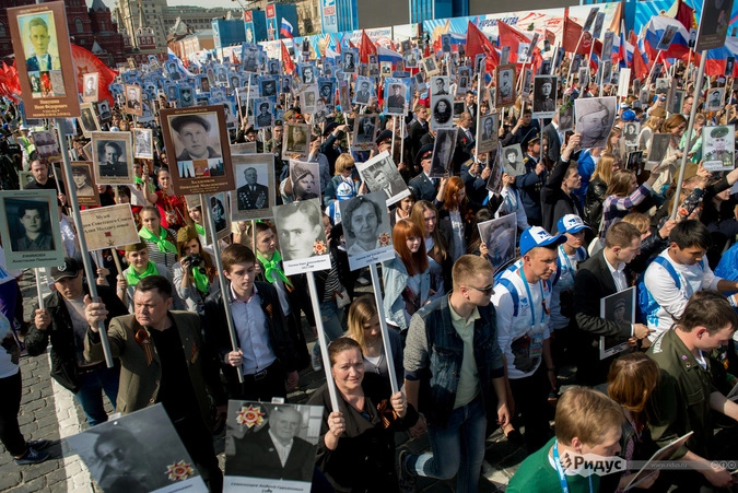 Участники акции "Бессмертный полк" в Москве.