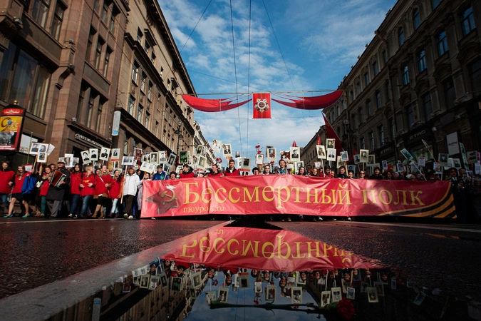 Участники акции "Бессмертный полк" в Санкт-Петербурге.
