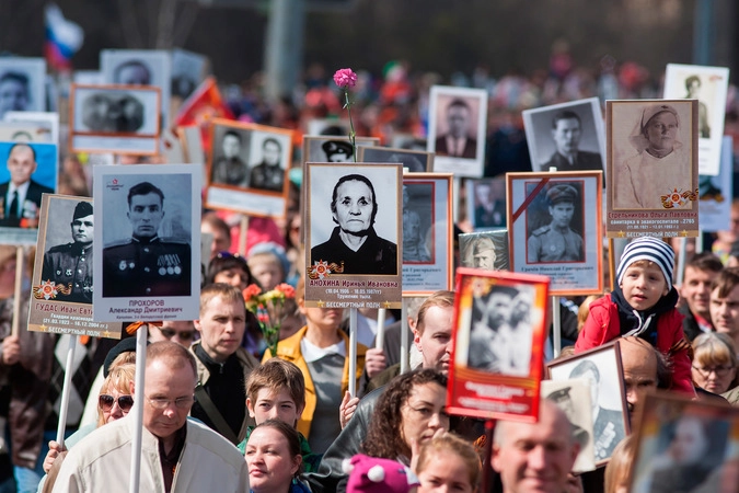 Участники акции "Бессмертный полк" в Петрозаводске.