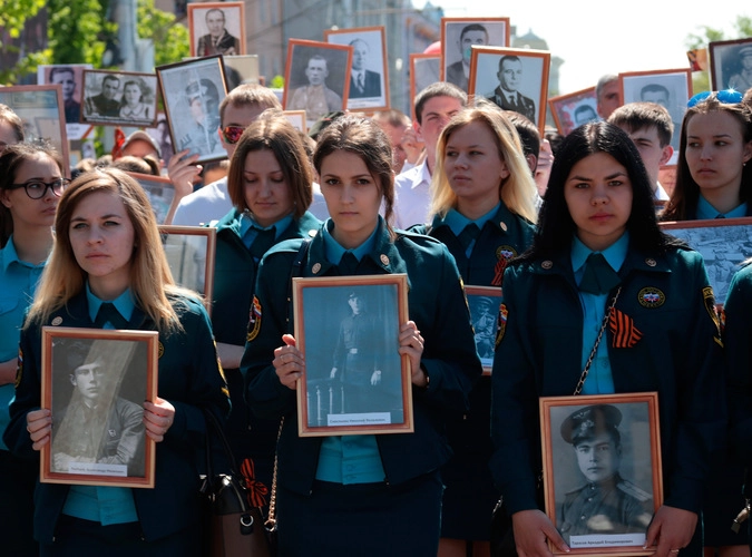 Участники акции "Бессмертный полк" в Воронеже.