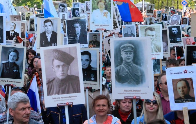 Участники акции "Бессмертный полк" в Калининграде.