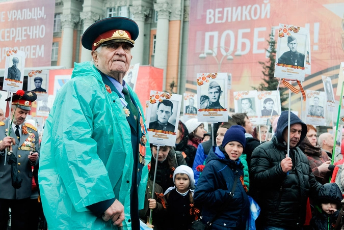 Участники акции "Бессмертный полк" в Екатеринбурге.