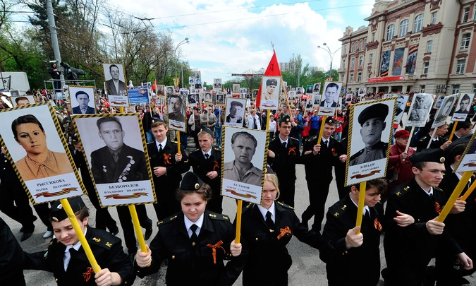 Участники акции "Бессмертный полк" в Ростове-на-Дону.