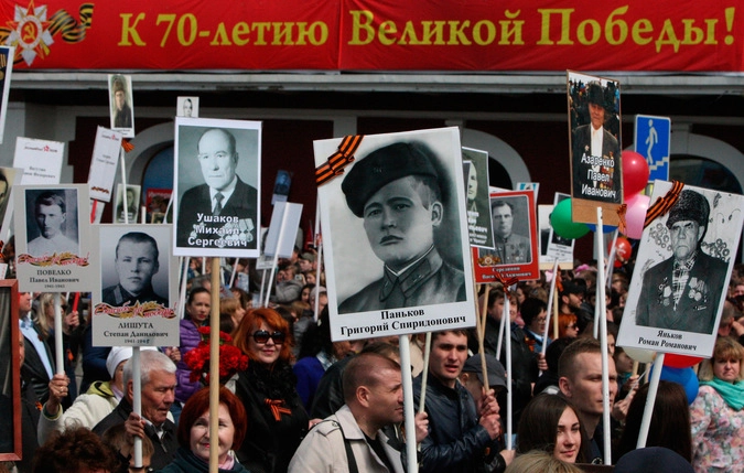 Участники акции "Бессмертный полк" во Владивостоке.