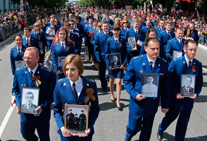 Участники акции "Бессмертный полк" в Симферополе.