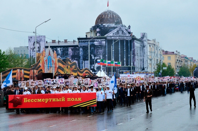 Участники акции "Бессмертный полк" в Грозный.