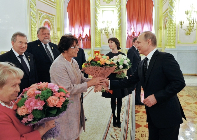 Слева направо - композитор Александра Пахмутова, гендиректор НИИ молекулярной электроники и завода "Микрон" Геннадий Красников, гендиректор Всероссийского института авиационных материалов (ВИАМ) Евгений Каблов, директор музея-заповедника "Тарханы" Тамара Мельникова и актриса Чулпан Хаматова.