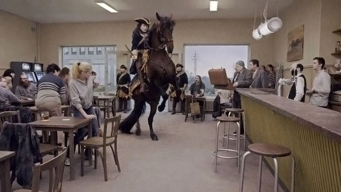 Кадр из фильма «Голубь сидел на ветке, размышляя о бытии»