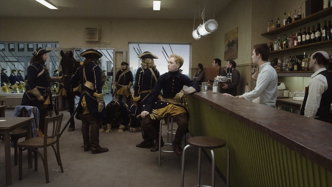 Кадр из фильма «Голубь сидел на ветке, размышляя о бытии»