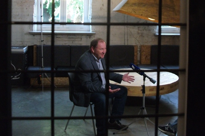 Режиссёр Рой Андерссон даёт телевизионное интервью на премьере в Москве