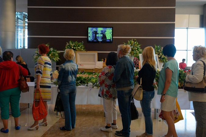 Поклонники на церемонии прощания с певицей Жанной Фриске