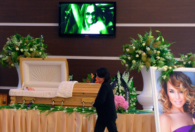 Гроб с телом певицы Жанны Фриске