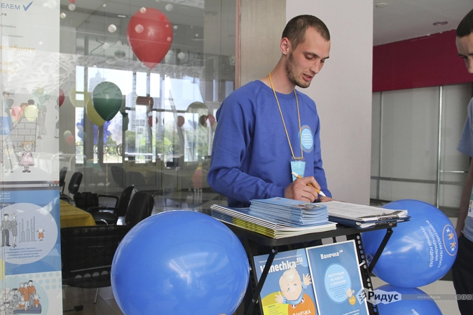 Взрослых участников праздника 1 июня в «СНЕЖ.КОМе» волонтеры фонда «Ванечка.рф» опрашивали об информированности и готовности к усыновлению